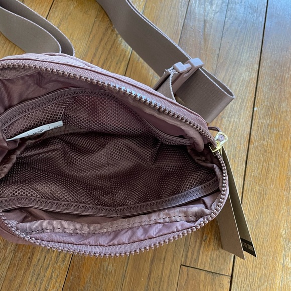 NWT Nike Rose Gold Crossbody/Belt Bag - Picture 3 of 4
